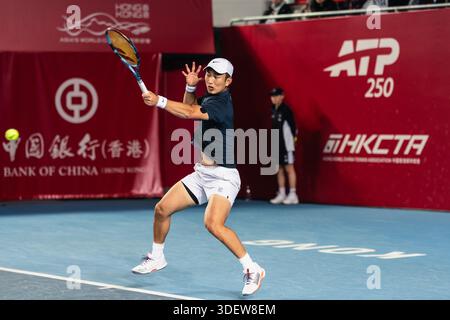 HONG KONG, Chine - 09 JANVIER : Juncheng Shang, de Chine, frappe la balle lors du match en quart de finale masculin de la Bank of China Hong Kong Tennis Open 2026 (ATP 250) contre Alexander Bublik, du Kazakhstan, au Victoria Park Tennis Centre court le 9 janvier 2026 à Hong Kong, Chine (photo de Jack Ng/Alamy Live News) Banque D'Images