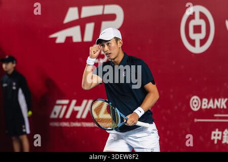 HONG KONG, Chine - 09 JANVIER : Juncheng Shang de Chine célèbre après avoir gagné un point lors du match de finale en quart de finale masculin de Hong Kong Open 2026 (ATP 250) de la Banque de Chine contre Alexander Bublik du Kazakhstan au Victoria Park Tennis Centre court le 9 janvier 2026 à Hong Kong, Chine (photo de Jack Ng/Alamy Live News) Banque D'Images
