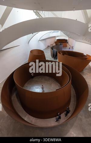 Musée Guggenheim, Bilbao, exposition de Richard Serra, la question du temps, grandes sculptures Banque D'Images