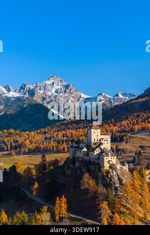 Vue aérienne du château de Tarasp en automne. Tarasp, basse-Engadine, canton des Grisons, Suisse, Europe. Banque D'Images