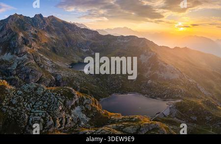 Vue aérienne du Lago Cernello et du Lago Sucotto en été au lever du soleil. Valgoglio, Val Seriana, Bergamo district, Lombardie, Italie, Europe du Sud. Banque D'Images