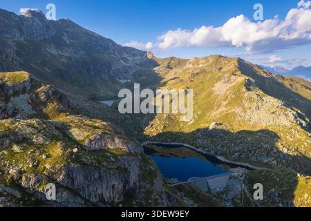 Vue aérienne du Lago Cernello et du Lago Sucotto pendant l'été au coucher du soleil. Valgoglio, Val Seriana, Bergamo district, Lombardie, Italie, Europe du Sud. Banque D'Images