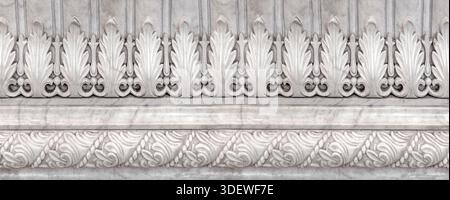 Sculpture en marbre blanc montrant des détails architecturaux classiques complexes et des motifs décoratifs Banque D'Images