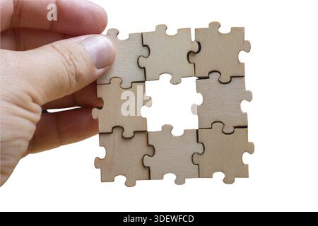 Éléments de pièces de puzzle en bois isolés sur fond blanc. Solutions d'affaires, cible, succès, objectifs et concepts de stratégie Banque D'Images
