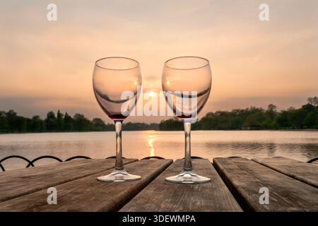 Deux verres de vin vide Banque D'Images