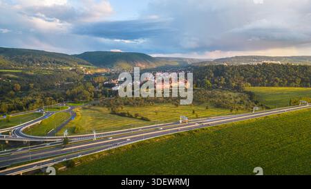 Une vue sereine au crépuscule sur Zbraslav, avec les bâtiments pittoresques du village avec des collines vallonnées en arrière-plan et une autoroute au premier plan. Banque D'Images