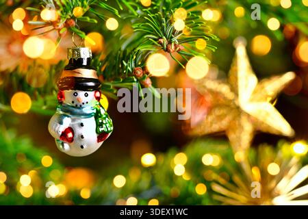 Figurine de bonhomme de neige accrochée à un arbre de Noël, Noël, photomontage Banque D'Images