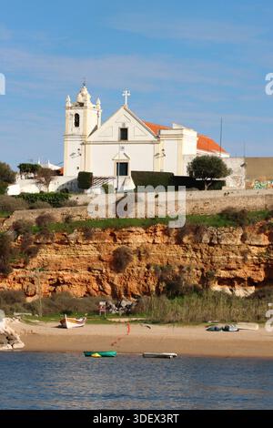 Igreja de Nossa Senhora da Conceição (Ferragudo), Ferragudo, vu de la rivière Arade, près de Portimao, Algarve, Portugal Banque D'Images