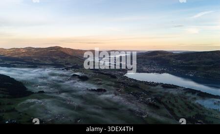 Vue sur le lac Mondsee et le paysage montagneux depuis le sommet du Drachenwand en haute-Autriche, Autriche. Banque D'Images