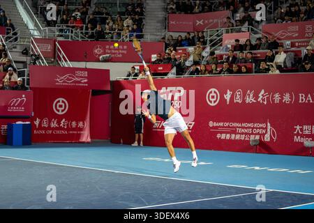 Shang Juncheng (CHN) a perdu contre le second Seed Alexander Bublik 1-6 6-7 dans une rencontre rapprochée où Shang avait un point de consigne pour rendre les choses égales mais a raté sa chance. Shang Juncheng | Age : 20 | World No. 406 est devenu le 1er adolescent chinois à entrer dans le Top 100 de l'histoire du PIF ATP Rankings (depuis 1973) en mai 2024 et a atteint son plus haut niveau de carrière No. 47 en octobre 2024 après avoir remporté le 1er titre ATP Tour à Chengdu. Hong Kong, Chine, le 9 janvier 2026, au Hong Kong Tennis Open. Crédit : DJ Clark Banque D'Images