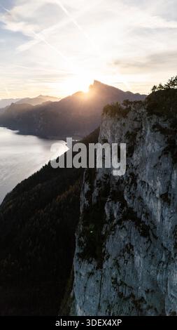 Vue sur le lac Mondsee et le paysage montagneux depuis le sommet du Drachenwand en haute-Autriche, Autriche. Banque D'Images