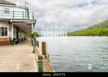 Jetée et promenade au bord du lac Windermere, le plus grand lac d'Angleterre, entouré de collines verdoyantes dans le Lake District. Banque D'Images