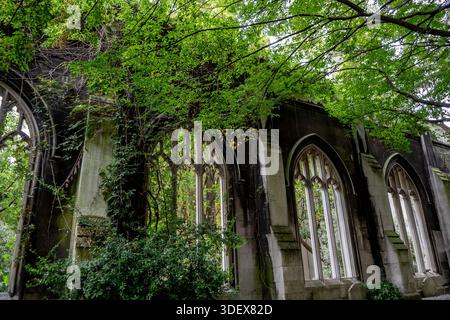 St. Dunstan dans l'Eeast, ruine de l'église abandonnée et délabrée avec jardin paisible dans le cimetière à Londres, Royaume-Uni Banque D'Images