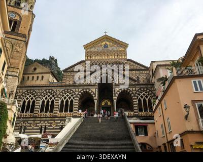 Cattedrale di Sant’Andrea, une cathédrale historique en Italie, avec une architecture religieuse grandiose, des façades complexes et un patrimoine culturel important dans le cadre de l’histoire ecclésiastique du pays. La cathédrale d'Amalfi est une cathédrale médiévale catholique romaine située sur la Piazza del Duomo, à Amalfi, en Italie Banque D'Images