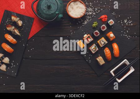 Fond de sushi et rouleaux, cadre sur noir, vue de dessus. Banque D'Images