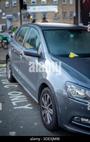 Une amende de stationnement PCN sur une voiture sous l'essuie-glace sur un golf VW à Londres. Banque D'Images