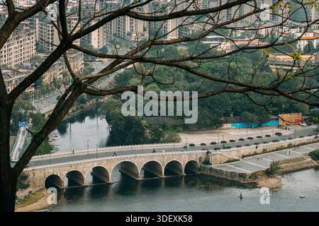 Pont Stone Arch au-dessus de la rivière Li. Guilin Diecaishan Scenic Spot Traffic et Waterway Banque D'Images