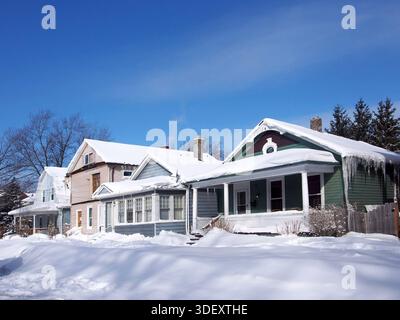 Quartier résidentiel en hiver Banque D'Images