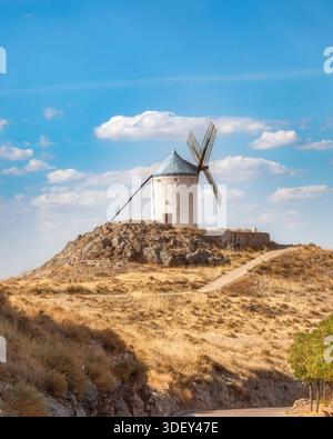 Vue sur un moulin à vent blanc historique à Consuegra, la Mancha. Monument emblématique espagnol sur une colline rocheuse, célèbre pour les légendes de Don Quichotte. Banque D'Images
