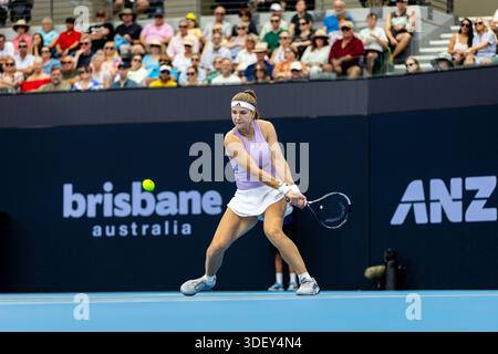 Brisbane, Queensland, Australie. 9 janvier 2026. KAROLINA MUCHOVA, de Tchéquie, joue un revers lors de son match de quart de finale en simple féminin contre ELENA RYBAKINA, du Kazakhstan, à l'International de Brisbane. (Crédit image : © Stephane Thomas/ZUMA Press Wire) USAGE ÉDITORIAL SEULEMENT ! Non destiné à UN USAGE commercial ! Banque D'Images