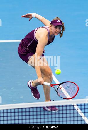 Brisbane, Queensland, Australie. 9 janvier 2026. ELENA RYBAKINA, du Kazakhstan, joue un revers lors de son match de quart de finale en simple féminin contre KAROLINA MUCHOVA, de Tchéquie, à l'International de Brisbane. (Crédit image : © Stephane Thomas/ZUMA Press Wire) USAGE ÉDITORIAL SEULEMENT ! Non destiné à UN USAGE commercial ! Banque D'Images