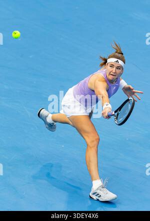 Brisbane, Queensland, Australie. 9 janvier 2026. KAROLINA MUCHOVA, de Tchéquie, joue un revers lors de son match de quart de finale en simple féminin contre ELENA RYBAKINA, du Kazakhstan, à l'International de Brisbane. (Crédit image : © Stephane Thomas/ZUMA Press Wire) USAGE ÉDITORIAL SEULEMENT ! Non destiné à UN USAGE commercial ! Banque D'Images