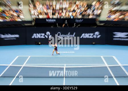 Brisbane, Queensland, Australie. 9 janvier 2026. ELENA RYBAKINA, du Kazakhstan, joue un revers lors de son match de quart de finale en simple féminin contre KAROLINA MUCHOVA, de Tchéquie, à l'International de Brisbane. (Crédit image : © Stephane Thomas/ZUMA Press Wire) USAGE ÉDITORIAL SEULEMENT ! Non destiné à UN USAGE commercial ! Banque D'Images
