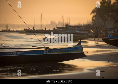 Partez pêcher dans un canoë-kayak, connu localement sous le nom de piroque, dans la lumière du petit matin. La pêche à Morombe, une ville côtière du sud-ouest de Madagascar, est une partie essentielle de l'économie et de la culture locales, principalement motivée par les méthodes artisanales et traditionnelles utilisées par le peuple Vezo, qui sont des pêcheurs traditionnels et se considèrent comme les propriétaires de la mer. Morombe, Madagascar. Banque D'Images