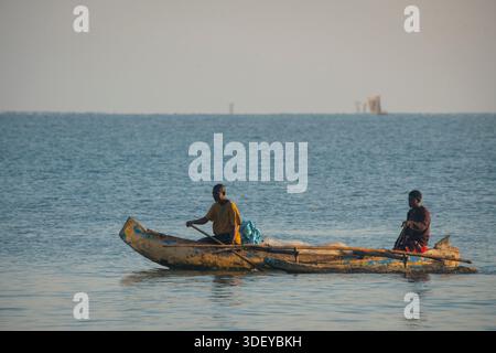Partez pêcher dans un canoë-kayak, connu localement sous le nom de piroque, dans la lumière du petit matin. La pêche à Morombe, une ville côtière du sud-ouest de Madagascar, est une partie essentielle de l'économie et de la culture locales, principalement motivée par les méthodes artisanales et traditionnelles utilisées par le peuple Vezo, qui sont des pêcheurs traditionnels et se considèrent comme les propriétaires de la mer. Morombe, Madagascar. Banque D'Images