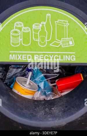gros plan d'un bac de recyclage mixte rempli de déchets recyclables et de déchets. Banque D'Images