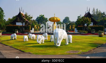 Sculptures traditionnelles thaïlandaises d'éléphants dans les jardins botaniques du parc royal Rajapruek à Chiang mai, dans le nord de la Thaïlande Banque D'Images