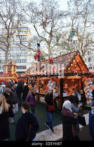 Stands de marché de Noël à Leicester Square dans le West End, Londres, Royaume-Uni Banque D'Images
