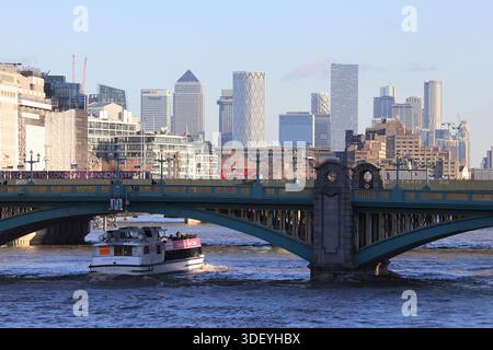 Vue est du Millennium Bridge vers Southwark Bridge sous le soleil d'hiver, vers les gratte-ciel de Canary Wharf, Londres, Royaume-Uni Banque D'Images