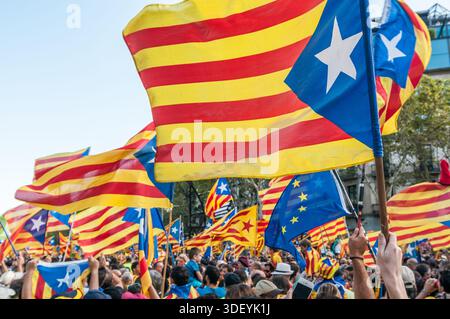 Barcelone, Espagne, 11 septembre 2017. Des milliers de drapeaux pro-indépendantistes (estelades) remplissent les rues de Barcelone, le jour de la fête nationale de catalogne. Barcelone, C. Banque D'Images