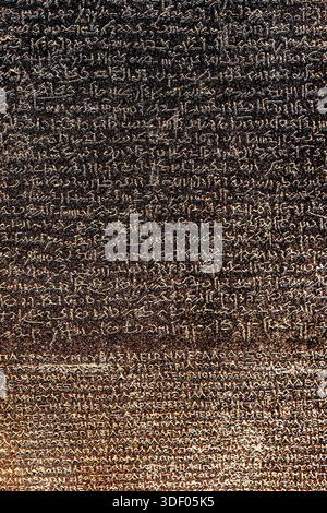 Détail de la pierre de Rosette, écrit en hiéroglyphes, démotique et grec ancien, British Museum, Londres, Angleterre, Royaume-Uni Banque D'Images