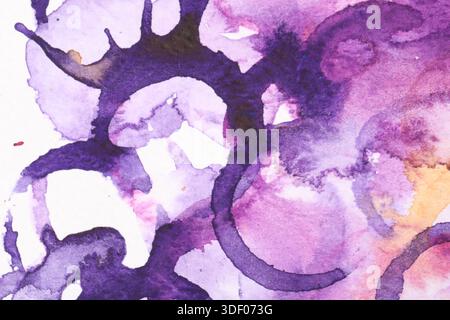 Aquarelle violette abstraite sur papier blanc, vue de dessus Banque D'Images