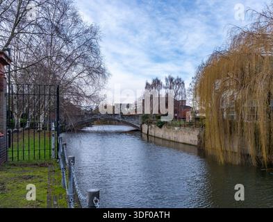 Vue sur la rivière Wensum en direction de l'historique Whitefriars Bridge dans la ville de Norwich Banque D'Images