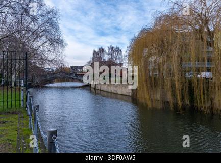 Vue sur la rivière Wensum en direction de l'historique Whitefriars Bridge dans la ville de Norwich Banque D'Images