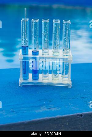Vérifiez l'analyse de l'eau de la piscine. Mise au point sélective. nature. Banque D'Images