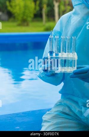 Vérifiez l'analyse de l'eau de la piscine. Mise au point sélective. nature. Banque D'Images