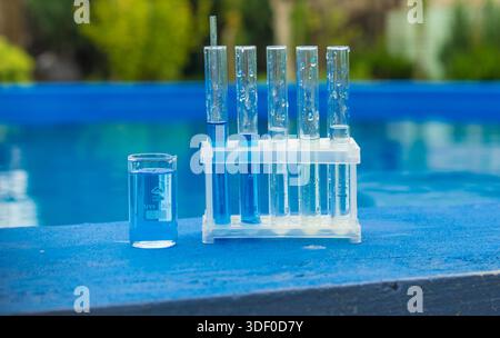 Vérifiez l'analyse de l'eau de la piscine. Mise au point sélective. nature. Banque D'Images