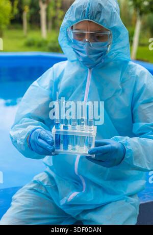 Vérifiez l'analyse de l'eau de la piscine. Mise au point sélective. nature. Banque D'Images