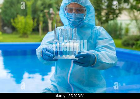 Vérifiez l'analyse de l'eau de la piscine. Mise au point sélective. nature. Banque D'Images