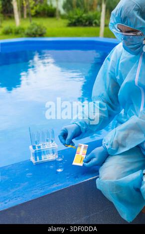 Vérifiez l'analyse de l'eau de la piscine. Mise au point sélective. nature. Banque D'Images