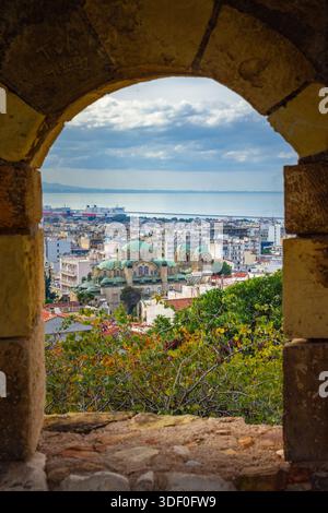 Château de Patras, Grèce. Une forteresse médiévale historique surplombant la ville de Patras, offrant une vue panoramique sur la côte et le golfe de Patras. Banque D'Images
