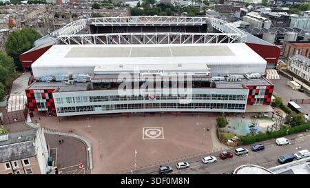 Vue aérienne du Tynecastle Park, stade du Heart of Midlothian Football Club, à Édimbourg, en Écosse, montrant le stand principal et les environs de l'urba Banque D'Images