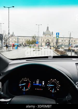 Lviv, Ukraine - 29 novembre 2025 : perspective du tableau de bord montrant l'architecture urbaine et les rues humides pendant une journée de pluie à Lviv, Ukraine. Banque D'Images