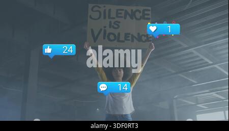 Tenant la femme soulevant signe SILENCE = VIOLENCE dans le garage, jeans raglan blanc, bulles bleues 24 ou 14 ou Banque D'Images
