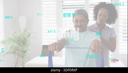 Tenant la bande bleue, homme senior en tee-shirt bleu faisant l'étirement des épaules à la maison avec des revêtements de soignant Banque D'Images
