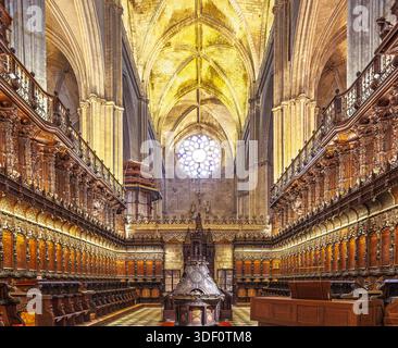 Découvrez le chœur exquis de la cathédrale de Séville, avec ses sculptures en bois complexes, ses voûtes gothiques impressionnantes et ses vitraux rayonnants. Impresv Banque D'Images